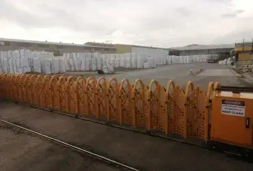 راهبند آکاردئونی برقی EGD ارتفاع 120 سانتی متری با ورق مشبک