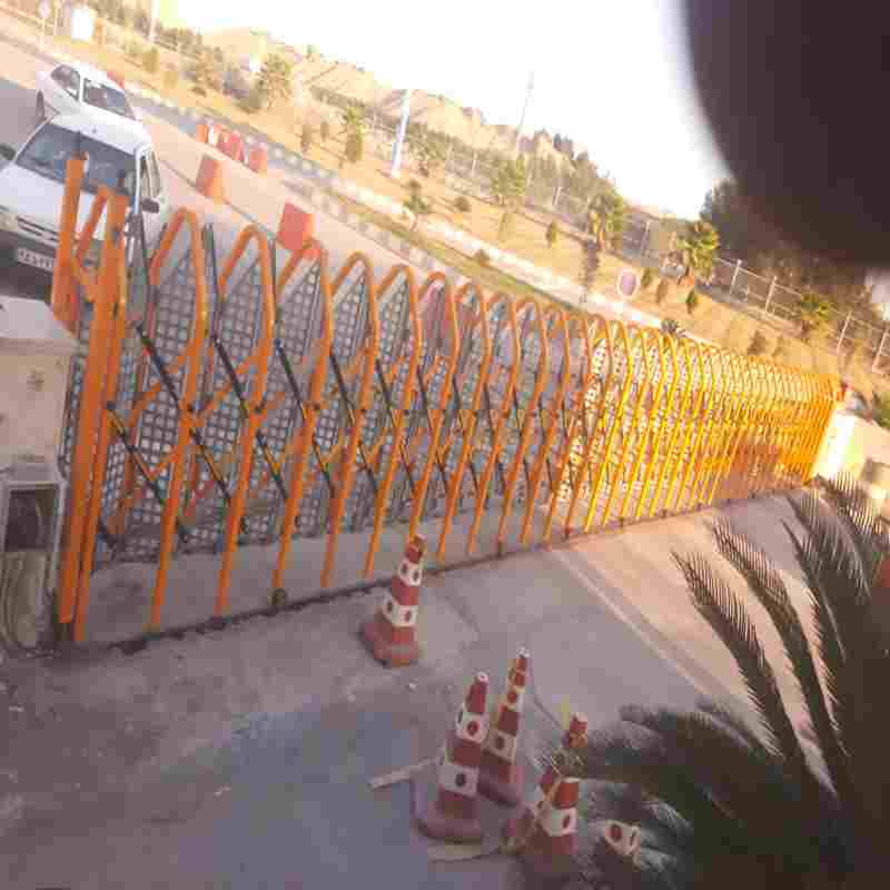 راهبند آکاردئونی برقی EGD ارتفاع 180 سانتی متری با ورق مشبک